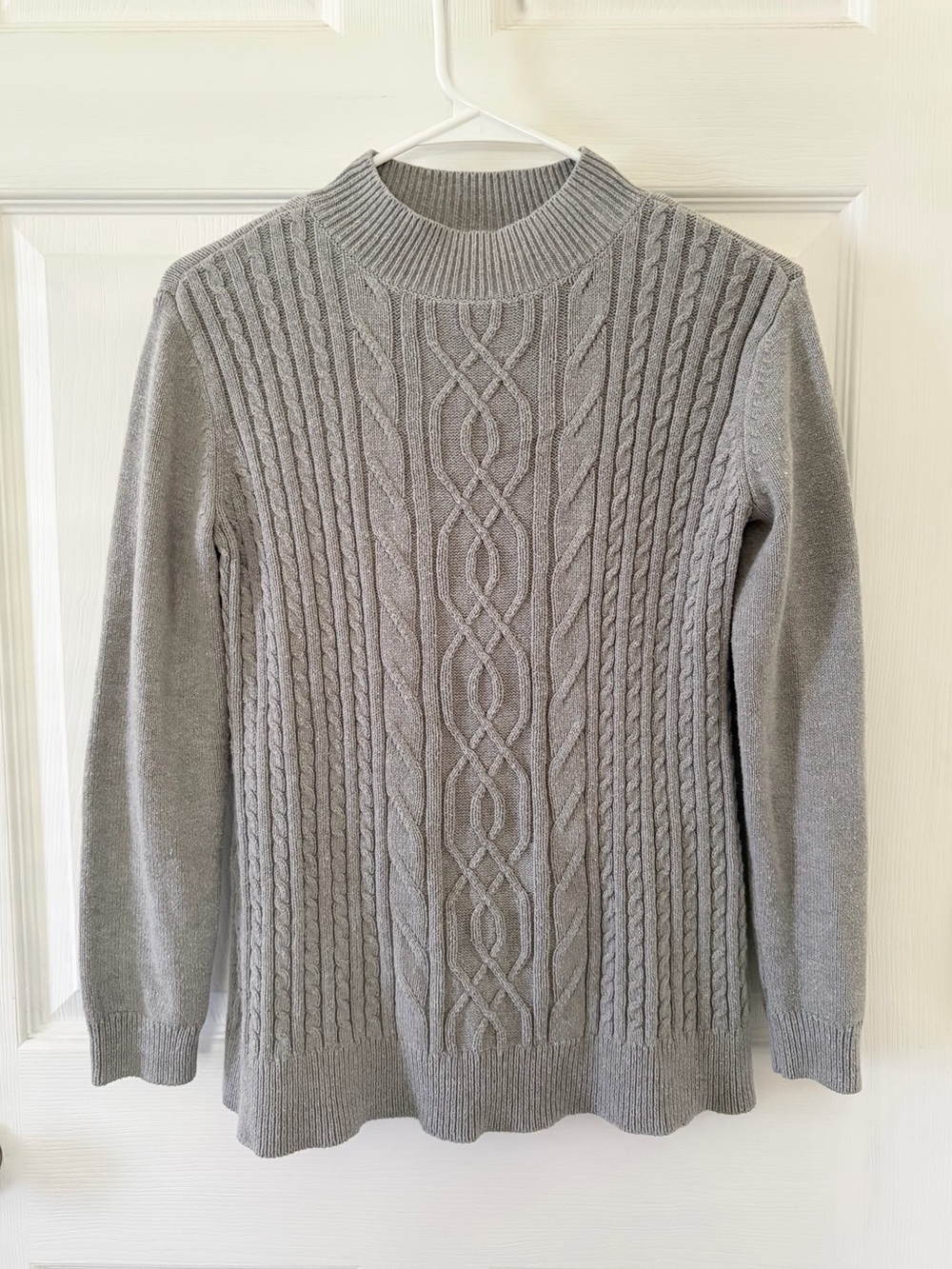 Karen Scott Classic Cable Knit Crewneck Sweater in Light Gray